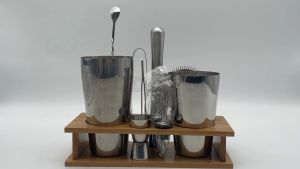 Cocktail shaker with two size shaker and bamboo rack 450/600ML.Shaker koktel dengan shaker dua saiz dan rak buluh 450/600ML.