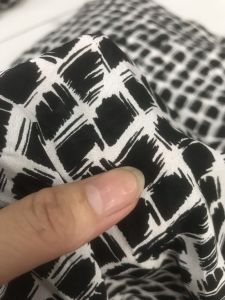 vải voan lụa hàn họa tiết trắng đen_( khổ 1m45) mềm rũ may đầm váy áo kiểu áo sơ mi vv