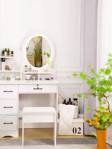 European Modern Minimalist Makeup Table with Storage