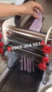 Máy cán bột làm bánh bao cắt sợi phở FKM 240 750W