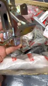 Pas giữ mặt nạ trước Ex 135 2005-2010 chính hãng Yamaha