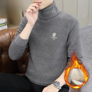 HENGYUANXIANG | เสื้อสเวตเตอร์ถักคอสูงสีดำ เสื้อผ้าผู้ชาย ทรงสลิมฟิต ผ้าขนแกะหนา แฟชั่นฤดูหนาว ด้านนอกเป็นเส้นใยโพลีเอสเตอร์