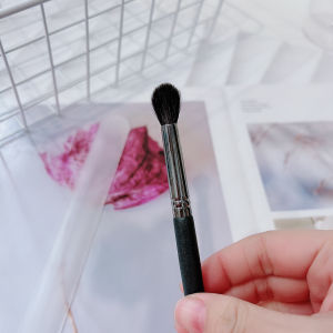 Large Size Eye Shadow Brush Smooth Gradient Base Layer Natural Transition One Brush for Eye Makeup Long Handle China Made