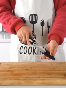 กรรไกรทำผัก กรรไกรทำครัว สีดำ มีปลอกสวม ตัดกระดูกได้ กรรไกรเอนกประสงค์ กรรไกรสแตนเลส อุปกรณ์ทำครัว Kitchen Scissor ราคา 699 บาท