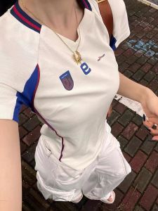 เสื้อยืดคอวีแขนสั้นสไตล์อเมริกันสำหรับผู้หญิงในช่วงฤดูร้อน เสื้อฟุตบอลสปอร์ตทรงสลิมฟิต ดีไซน์หวานและเผ็ดร้อน ไหล่กว้าง ทรงสั้น