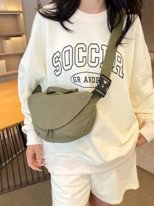 กระเป๋าสะพายข้างผู้หญิงแบบลำลองปี 2024 ทรงสี่เหลี่ยมด้านเท่า ซิปปิด กระเป๋าคาดไหล่แบบสะพายข้างผ้าไนลอนแม่เหล็ก กระเป๋าใต้วงแขนสำหรับปั่นจักรยาน