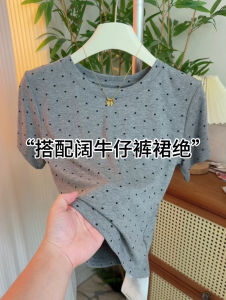 เสื้อยืดแขนสั้นลายจุดสีเทาคอตัดรูปทรงสลิมฟิตสำหรับผู้หญิงในช่วงฤดูร้อน ทรงเข้ารูป สวมใส่สบาย ระบายอากาศได้ดี ทรงพอดีตัว