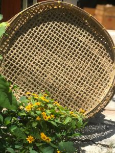 กระด้งตากปลา การจักรสานมีระยะห่างเป็นแบบตาข่าย