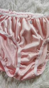 สีชมพู ผ้าวาโก้ นิ่มลื่น กางเกงในบิกินี่ สะโพก 38-44 นิ้ว ผ้าวาโก้ นิ่มลื่น กางเกงในผู้หญิง กางเกงไนล่อนเกรดพรีเมี่ยม แพ็ค 5 ตัว 3 Sizes Available