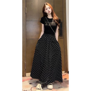 ชุดเสื้อยืดแขนสั้นคอตุ้มสีดำสำหรับผู้หญิงในช่วงฤดูร้อนพร้อมกระโปรงสั้นลายตัวอักษร ชุดสองชิ้นกระชับสัดส่วน เสื้อยืดผู้หญิง