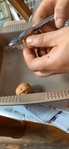 Jepitan Kepiting Stainless & Capitan Walnut Clip: Alat Pemecah Makanan yang Praktis