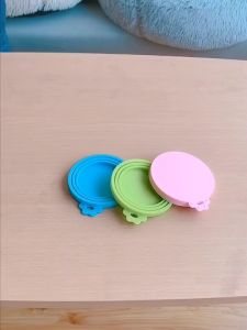 Nắp đậy hộp pate và muỗng cho chó mèo bằng nhựa dẻo có 3 nấc điều chỉnh (mẫu mới) - Hara Pet Store