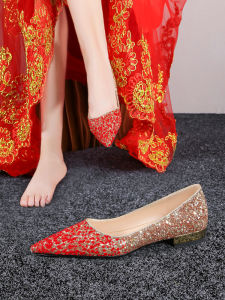 รองเท้าแต่งงานสีแดงแบบสวมสำหรับผู้หญิง ทรงหัวแหลม ด้านหลังแบน ด้านหน้าเป็นคริสตัล รองเท้าแตะส้นเตี้ย รองเท้าแต่งงานแบบสวมสองทางสำหรับคู่รัก