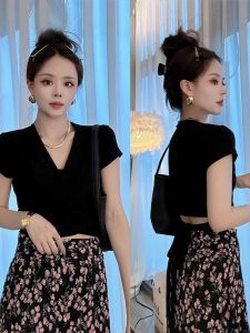 เสื้อยืดแขนสั้นคอวีหลังเปิดลายเซ็นฤดูร้อนใหม่ เสื้อทำงานเข้ารูปกระชับสัดส่วน ทรงสั้น ผ้าฝ้ายผสมโพลีเอสเตอร์