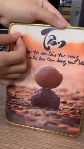 (QUÀ TẶNG) Tranh thư pháp tranh để bàn (kích thước 15x21cm) chất liệu in gỗ tráng gương bọc viền cao cấp