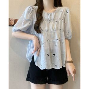 เสื้อเชิ้ตแขนพองสไตล์เกาหลีสำหรับผู้หญิงไซส์ใหญ่ในช่วงฤดูร้อนปี 2025 เสื้อเชิ้ตแขนยาวทรงหลวมป้องกันหน้าท้องแบบมีรูเป็นตุ๊กตา เสื้อผ้าทำงานสไตล์วัยรุ่น