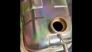 กระป๋องพักน้ำ NISSAN UD-CW30 (เหล็ก) แถมฝาปิดกระป๋องพักน้ำ 1อัน 21401-96020 เหล็กหนาอย่างดี/BGNRKP