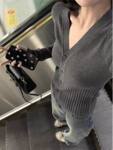 เสื้อคาร์ดิแกนถักคอวีสีเทาหรูหราสำหรับผู้หญิง เสื้อชั้นในทรงสลิมฟิต ทรงเข้ารูป เสื้อเชิ้ตแฟชั่นฤดูใบไม้ร่วง/ฤดูหนาว