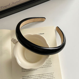 เข็มขัดผู้หญิงหนังสีแดงสไตล์ฮ่องกงย้อนยุค ทรงสูง ทรงปากเสียง ดีไซน์ใหม่ปี 2025 เครื่องประดับผมแบบอเนกประสงค์สำหรับการล้างหน้า