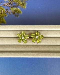 ต่างหูพลอย Peridot สีเขียวอ่อนละมุนทรงดอกไม้ ตัดกับประกายระยิบระยับของ White Topaz