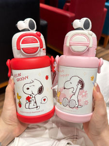 Snoopy แก้วน้ำรับประทานได้ระดับอาหารสำหรับเด็ก แก้วน้ำร้อนเย็นแบบสะพายข้างสำหรับเด็กชายและเด็กหญิง แก้วน้ำแบบมีสตรีทแวร์