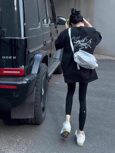 เสื้อยืดแขนสั้นสีดำสไตล์อเมริกันฤดูร้อนใหม่ สวมใส่สบาย เสื้อเชิ้ตคอกลมผ้าฝ้ายทรงหลวมสบายๆ สำหรับผู้หญิง