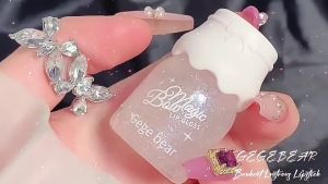 Son bóng không màu ánh nhũ mang lại cho nàng đôi môi lung linh ngọt ngào và kiêu sa