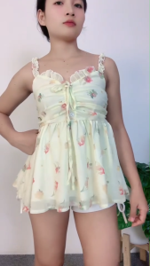 ชุดเซ็ตแฟชั่นกระชับ เสื้อสายเดี่ยวดอกไม้ กางเกงขาสั้นสีขาวผูกเชือก