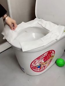 LOVE FAMILY ราคาถูกมาก แผ่นเสริมรองนั่งชักโครกใช้แล้วทิ้ง มียางยืดหยุ่นขยายได้กว้าง สำหรับสุขาสาธารณะป้องกันไม่ให้โดนผิวที่สัมผัส 1/3/5ชิ้น