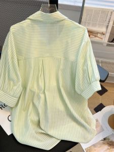 เสื้อเชิ้ตแขนสั้นลายทางทรงหลวมสำหรับผู้หญิงไซส์ใหญ่ ฤดูร้อน 2024 เสื้อคลุมกันแดดบางๆ สไตล์ POLO ปกติ