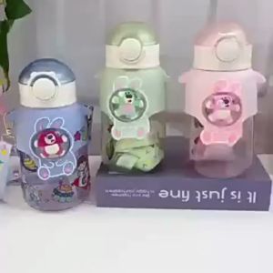 Bình nước gấu dâu cute cho bé đựng nước có ống hút vòi 500ml phù hợp trẻ em đi học đi chơi dã ngoại thể thao