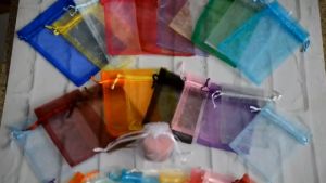 ถุงผ้าไหมแก้ว (แพ็ค 10 ใบ) พร้อมส่ง เพื่อนและเส้นทอรี่ - ถูกกับของขวัญ ถูกกับของขวัญงาน ถูกกับของไหมแก้ว ถูกกับของชำร่วย