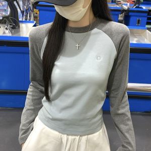 เสื้อยืดคอกลมแขนยาวทรงสลิมฟิตสำหรับผู้หญิง ผ้าฝ้ายแท้ปักลายตัวอักษร แฟชั่นฤดูใบไม้ผลิ 2025 เสื้อเชิ้ตทรงเข้ารูป