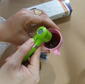 Máy đánh mực phun xăm có sẵn 2 pin tiểu và tặng kèm 5 đầu khuấy giá rẻ đủ màu sắc