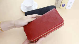 Ví nữ dài cầm tay 2 khoá kéo phối hợp kẻ sọc caro cùng với hoạ tiết độc đáo và sành điệu chất da bền đẹp NEW-107