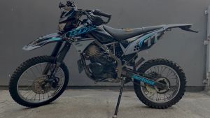 Stiker KLX Sdecal: Aksesoris Motor Berkualitas dengan Motif Hitam Biru