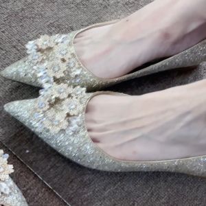 รองเท้าแต่งงานสีแชมเปญ รองเท้าแตะส้นแบนแบบสวมสบายสำหรับผู้หญิง ดีไซน์เก๋ไก๋และสง่างาม วัสดุ PU สำหรับสวมใส่ในชีวิตประจำวัน