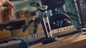 Philips Razor i9000 Prestige Wet and Dry Razor for Men with Integrated Trimmer Dark Grey Pressure Sensor Cleaning Station 5+1 Beard Styler Charging Station and Travel Case เครื่องโกนหนวดไฟฟ้า