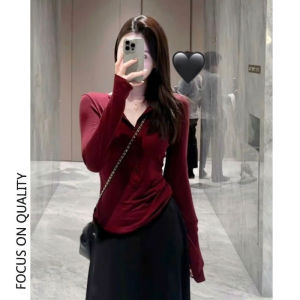 LUOFEN | เสื้อยืดคอกลมแขนยาวทรงสลิมฟิตสำหรับผู้หญิง ฤดูใบไม้ร่วง 2025 ใหม่ สไตล์อเมริกันย้อนยุค เสื้อชั้นในแฟชั่น เสื้อชั้นในคอวี