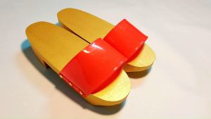 HANDMADE TRADITIONAL 18K GOLD COLOUR OVAL SHAPE WOODEN CLOGS /手工制作的传统 18K 金色椭圆形木屐鞋/BENTUK BUJUR WARNA EMAS 18K