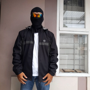 Jaket Gunung Pria Waterproof & Windproof Hiking Outdoor Tahan Air Dan Angin Hitam Maroon