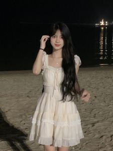 ชุดเดรสสั้นแขนพองสไตล์ฝรั่งเศสสีขาวสำหรับผู้หญิงในฤดูร้อน กระโปรงทรงเอเอวสูง กระโปรงสั้น ชุดนางฟ้า ชุดเดรสยาวปานกลาง