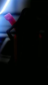 Giá đỡ điện thoại dạng ghế ngồi phong cách carbon