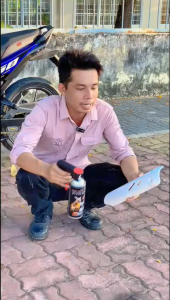 Tay cầm xịt sơn mini có cò bóp tiện dụng.