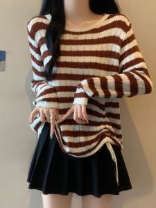 เสื้อสเวตเตอร์ถักลายทางสีแดงสำหรับผู้หญิง เสื้อชั้นในฤดูใบไม้ร่วงปี 2024 ไซส์ใหญ่ เสื้อคลุมกันหนาวแบบมีเชือกผูกไม่เท่ากัน