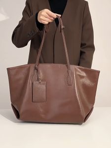 Top Layer Vegetable Tanned Leather Niche Large Capacity Tote Bag for Women 2025 New high-end texture commuter shoulder bag large bag