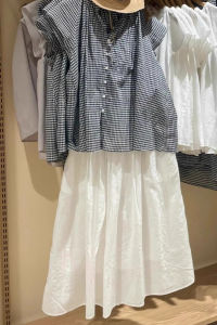 QFN | Laid-back and Slimming Gingham Top & White Skirt Set