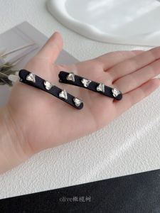 กิ๊บติดผมรูปหัวใจคริสตัลสีดำหรูหรา กิ๊บติดผมแบบมีด้านข้าง กิ๊บติดผมแบบปากเป็ด กิ๊บติดผมสำหรับผมชั้นในและผมหนา