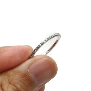 - แหวนพิรอด เงินแท้ 92.5% ฝังเพชรสวิส cz เกรด 5 A รอบวง แบบหนามเตย ตัวเรือนหนา 1.6 มิล หนัก 1.2 - 1.4 กรัม เคลือบทองคำขาวแล้วครับ ใส่ไม่ดำ แหวนเงินแท้ๆ