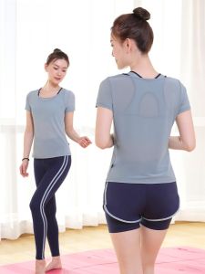 ชุดโยคะสั้นเซ็กซี่สไตล์ใหม่ฤดูใบไม้ร่วง ชุดวิ่งออกกำลังกายสำหรับผู้หญิง ชุดกีฬาสามชิ้นจากแบรนด์ SUNFLOWER แฟชั่นสปอร์ต